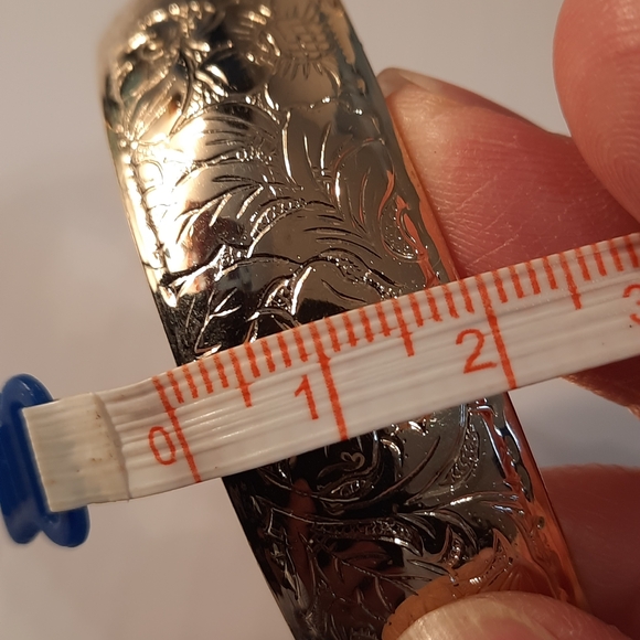 Elegant Gold Floral Bangle Bracelet - Picture 7 of 7